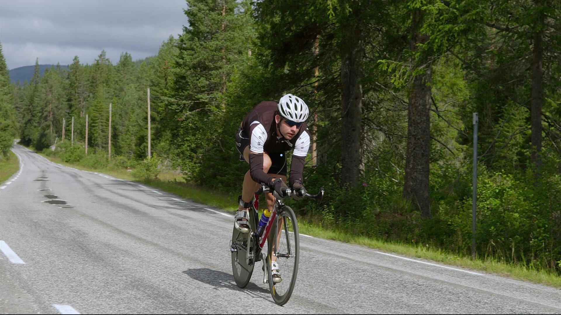 奥萨尔跃起碰撞泰特遭进攻犯规吹罚，惊险瞬间后双方平安引热议
